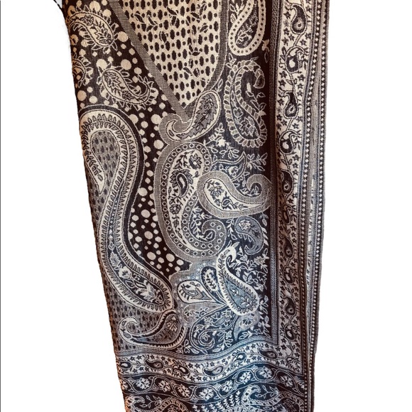 White and Navy oversized Shawl. Paisley Print fringed. One size - Picture 2 of 9